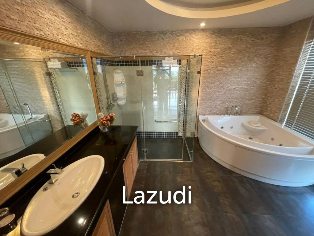 5 Bedroom Enormous House with Private Pool