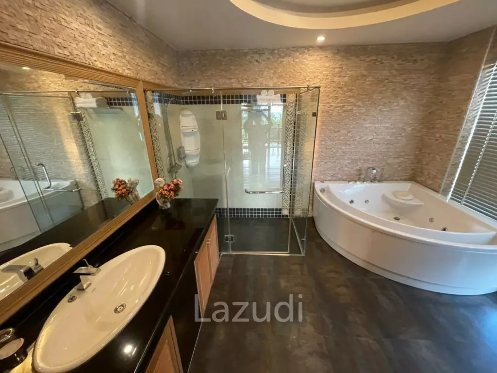 5 Bedroom Enormous House with Private Pool