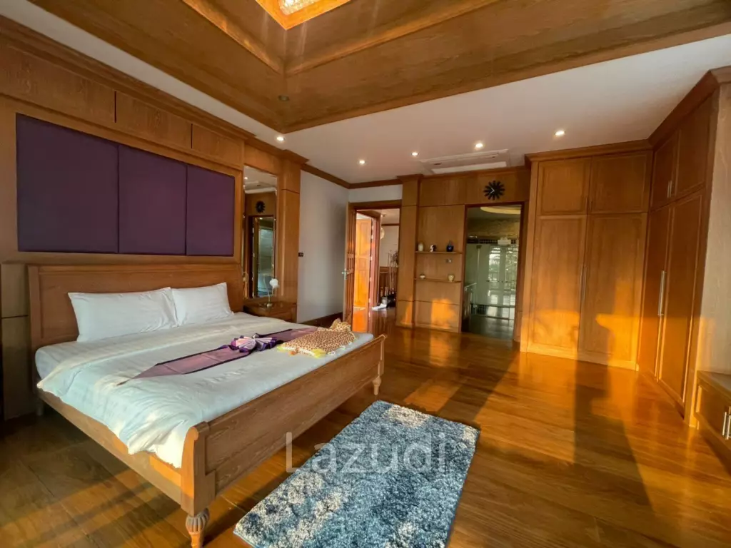 5 Bedroom Enormous House with Private Pool