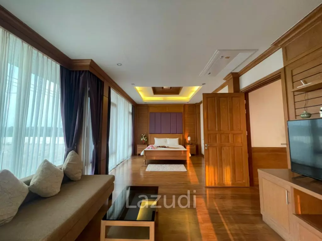 5 Bedroom Enormous House with Private Pool