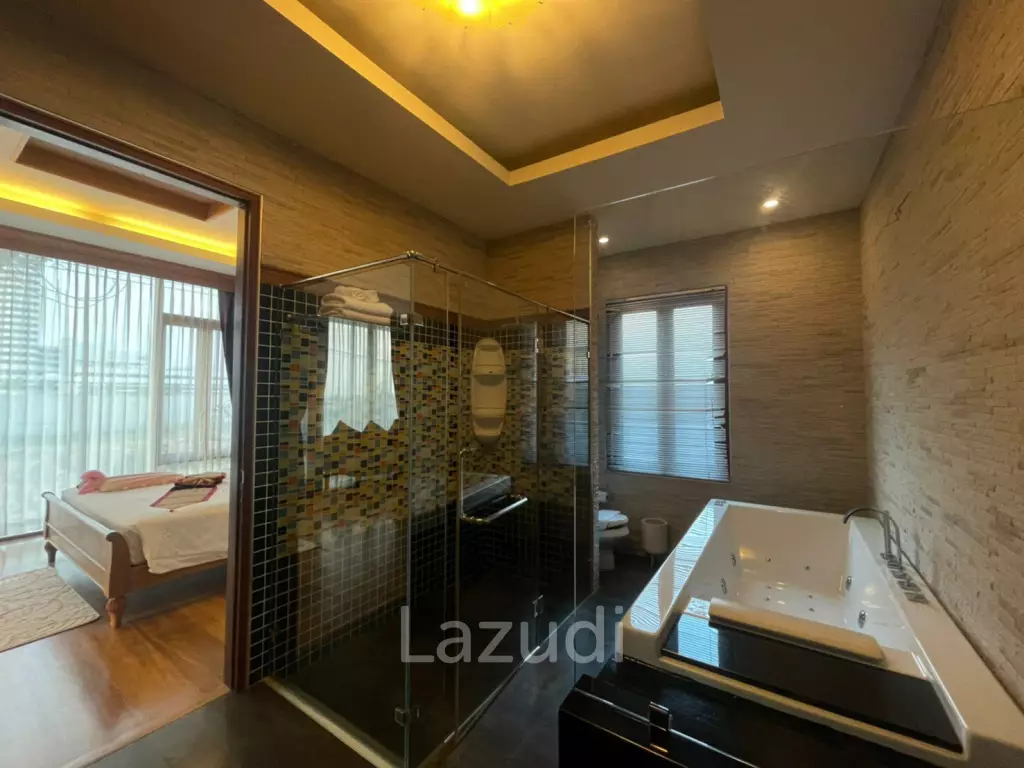 5 Bedroom Enormous House with Private Pool