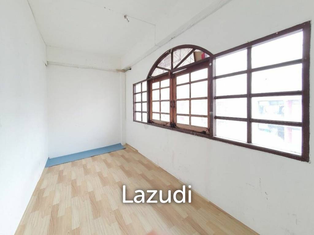3 Bed 4 Bath 320 SQ.M Townhouse at Huai Khwang