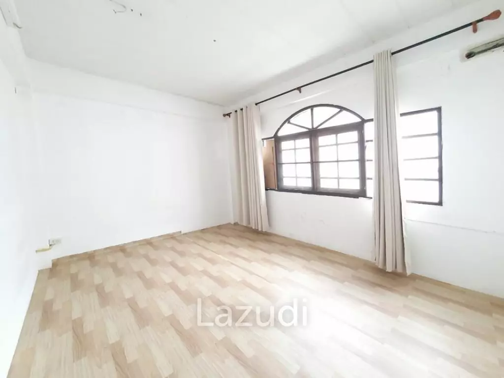 3 Bed 4 Bath 320 SQ.M Townhouse at Huai Khwang