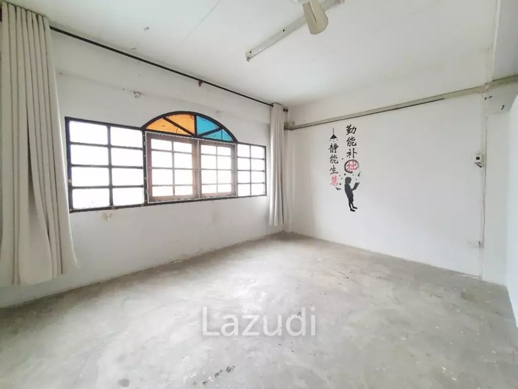 3 Bed 4 Bath 320 SQ.M Townhouse at Huai Khwang