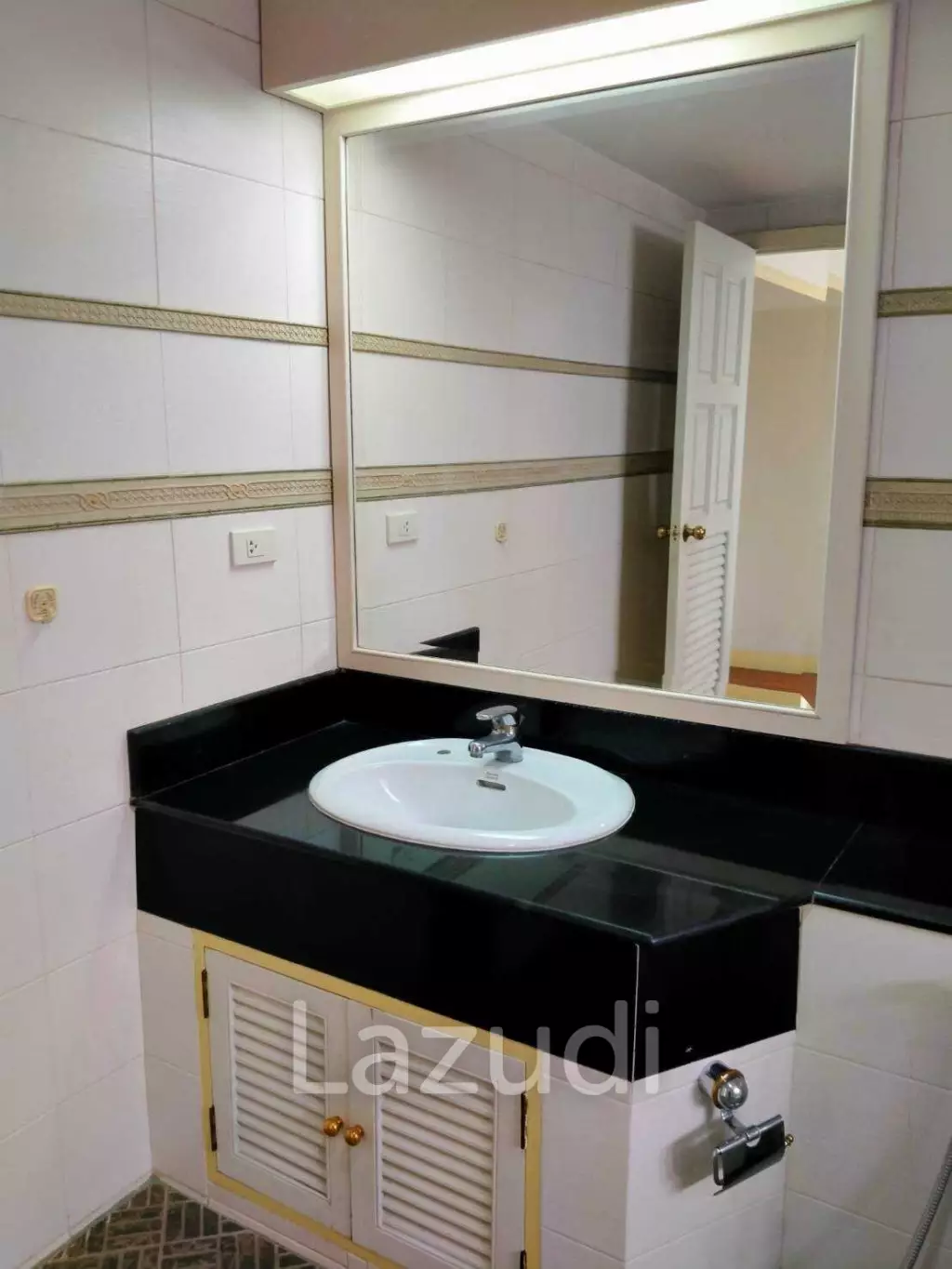 2 Bed 3 Bath 240 Sqm Condo For Rent