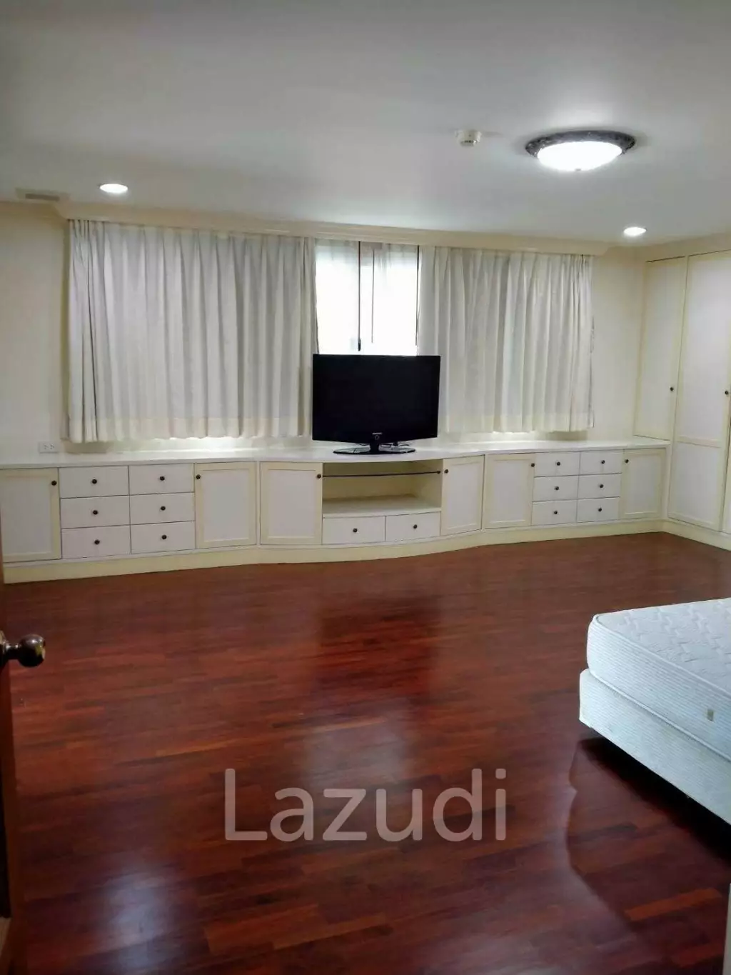 2 Bed 3 Bath 240 Sqm Condo For Rent