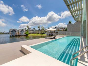 Beachfront 3 bedroom apartments with private pool