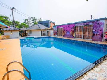 Beautiful House with Private Swimming Pool Located in a neighborhood near the Airport.-*MUE1886
