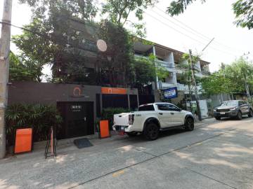 6 Bedroom Townhome Office for Sale on Nimmanhaemin Rd.-*MUE2235