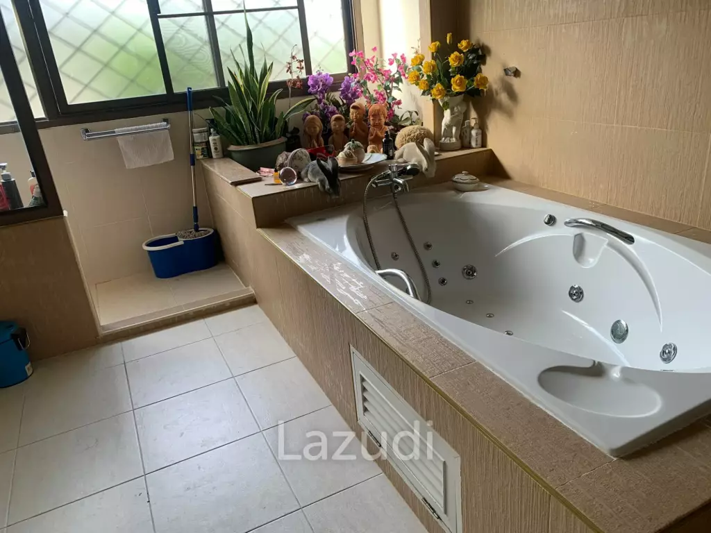 4 Bedroom 844 SQ.M Pool Villa in Pattaya