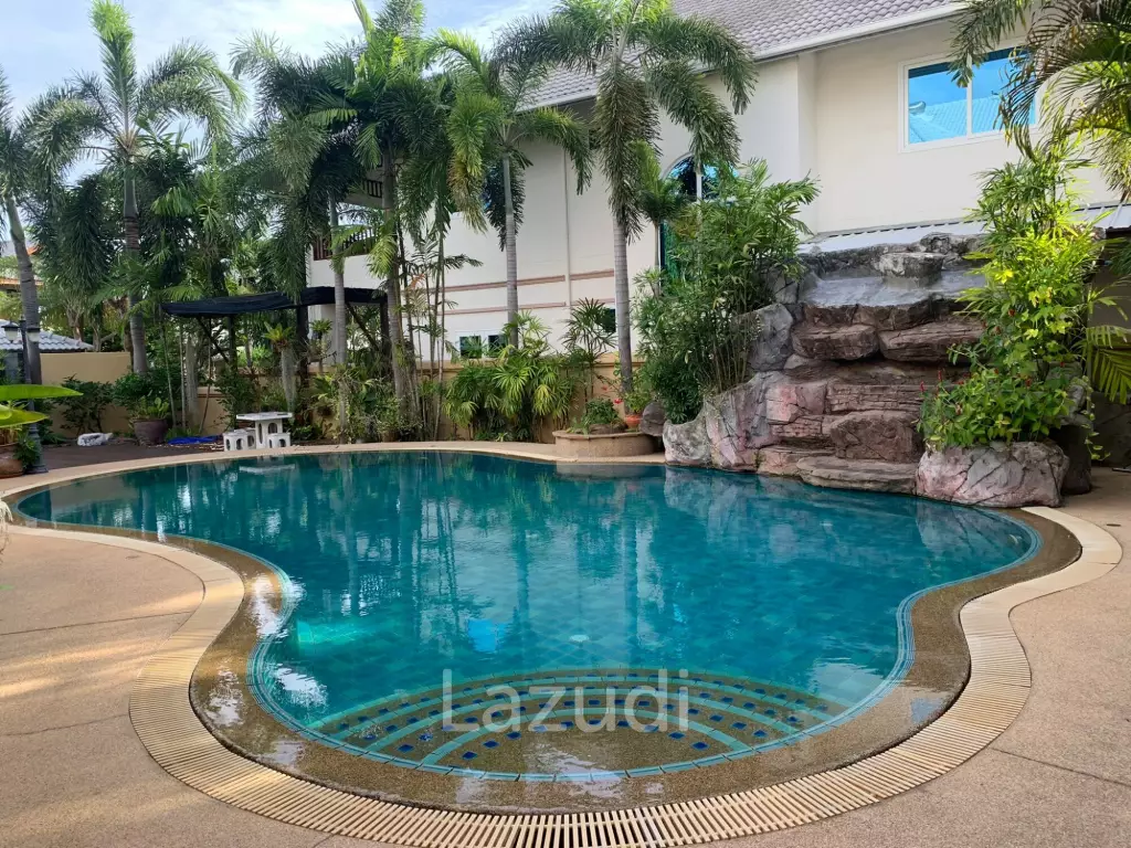 4 Bedroom 844 SQ.M Pool Villa in Pattaya