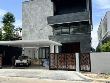 5 Bed 6 Bath House For Sale