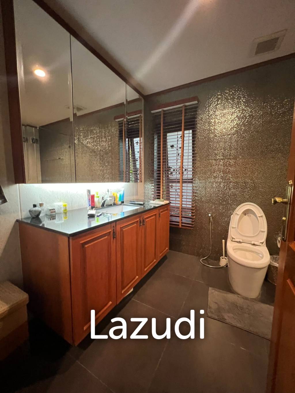 5 Bed 6 Bath House with Swimming Pool