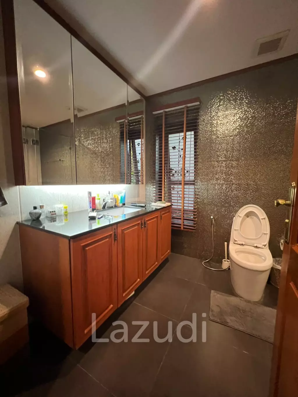 5 Bed 6 Bath House with Swimming Pool