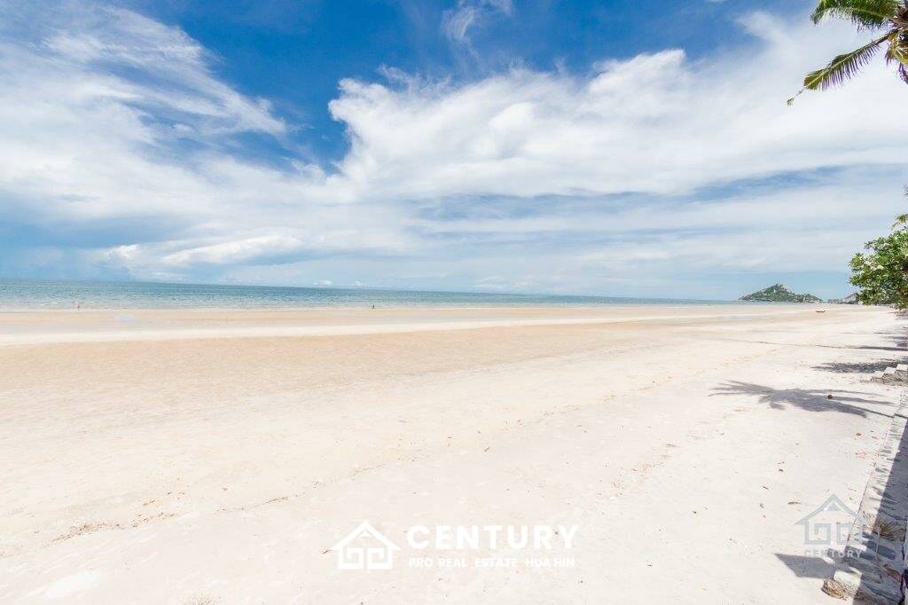 Beautiful Sea views 4 bed beach front condo on Luxury complex