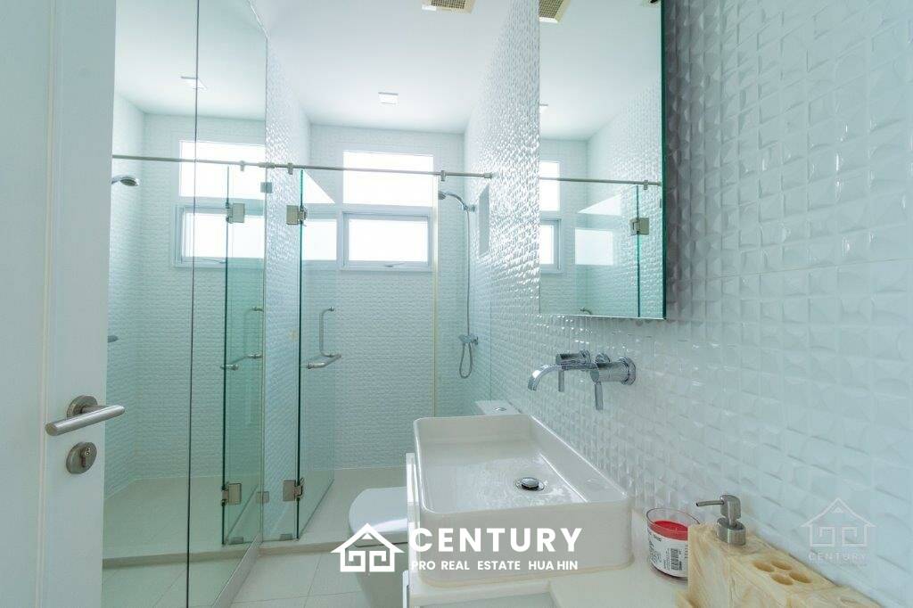 Beautiful Sea views 4 bed beach front condo on Luxury complex