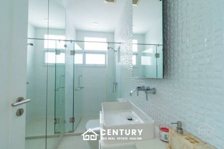 Beautiful Sea views 4 bed beach front condo on Luxury complex