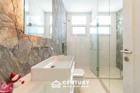 Beautiful Sea views 4 bed beach front condo on Luxury complex