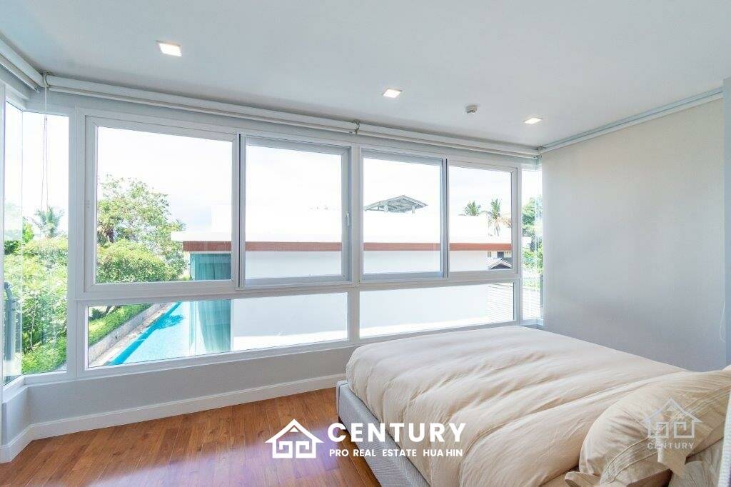 Beautiful Sea views 4 bed beach front condo on Luxury complex