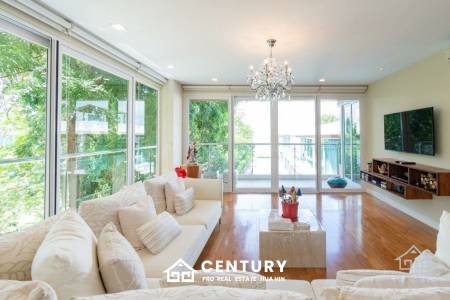 Beautiful Sea views 4 bed beach front condo on Luxury complex