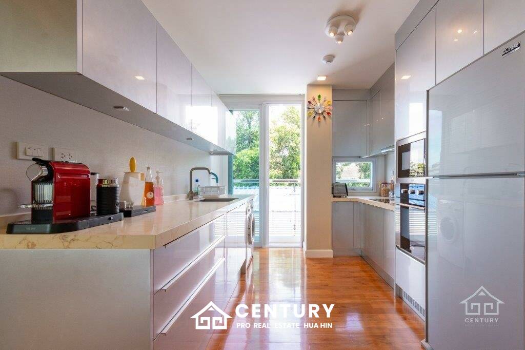 Beautiful Sea views 4 bed beach front condo on Luxury complex