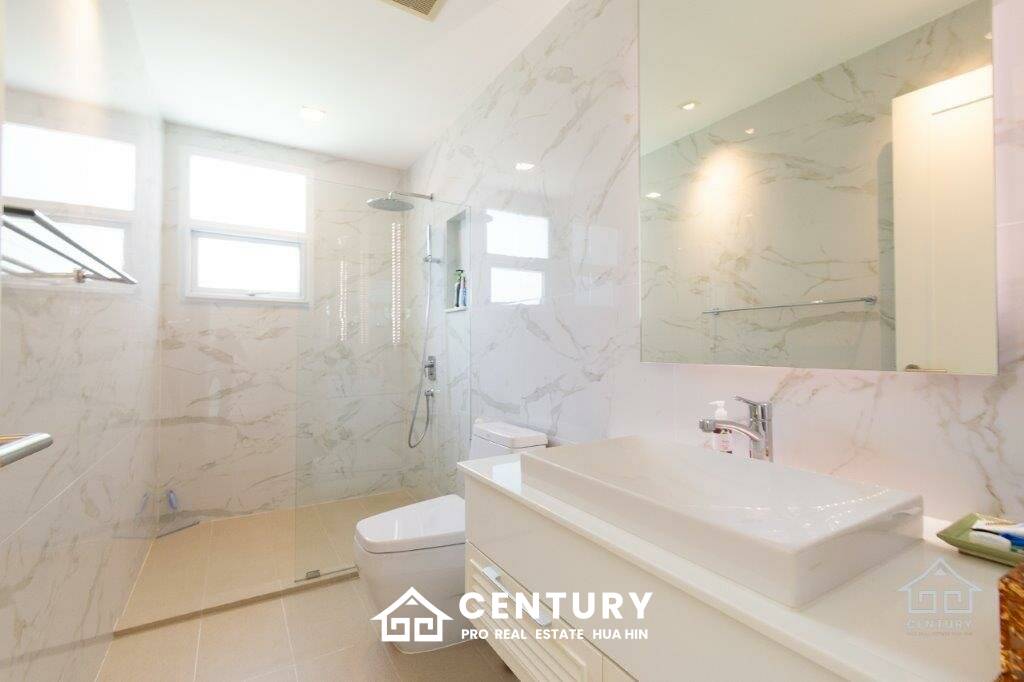 Beautiful Sea views 4 bed beach front condo on Luxury complex