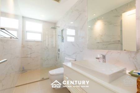 Beautiful Sea views 4 bed beach front condo on Luxury complex