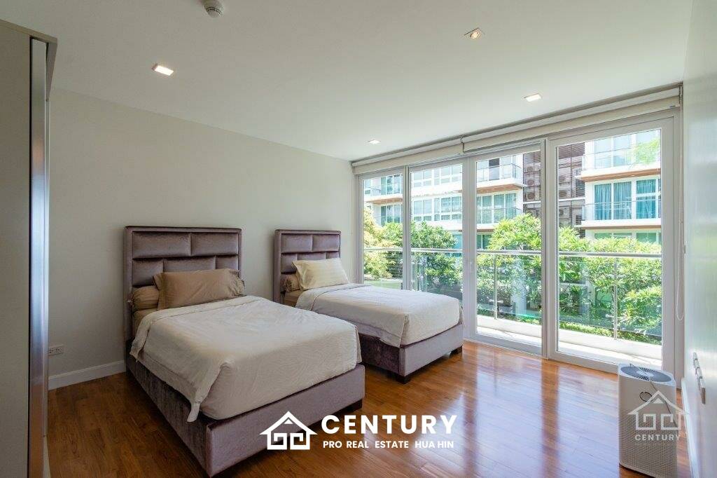 Beautiful Sea views 4 bed beach front condo on Luxury complex