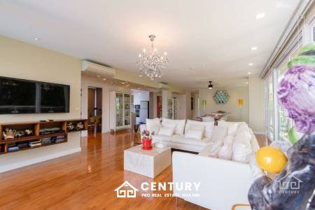 Beautiful Sea views 4 bed beach front condo on Luxury complex