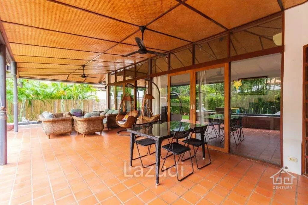 VILLA VISTA : Good Value 4 bed villa with direct access to huge communal pool, gardens and clubhouse.