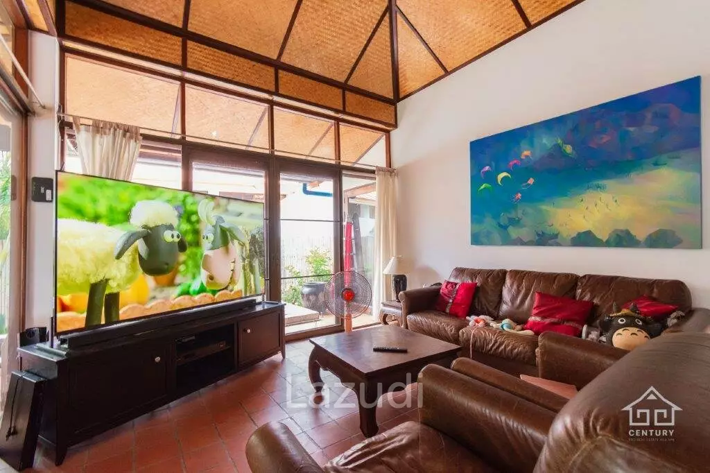 VILLA VISTA : Good Value 4 bed villa with direct access to huge communal pool, gardens and clubhouse.