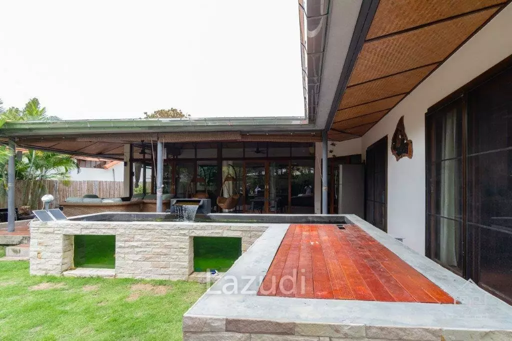 VILLA VISTA : Good Value 4 bed villa with direct access to huge communal pool, gardens and clubhouse.