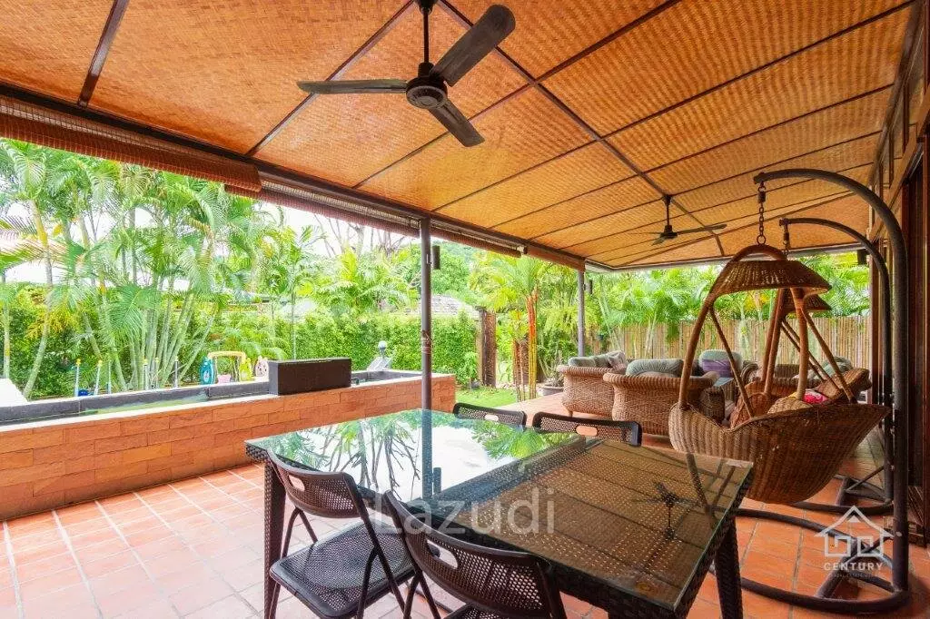VILLA VISTA : Good Value 4 bed villa with direct access to huge communal pool, gardens and clubhouse.
