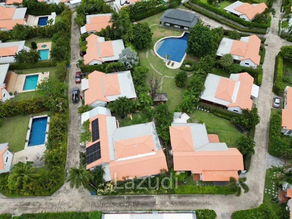 VILLA VISTA : Good Value 4 bed villa with direct access to huge communal pool, gardens and clubhouse.