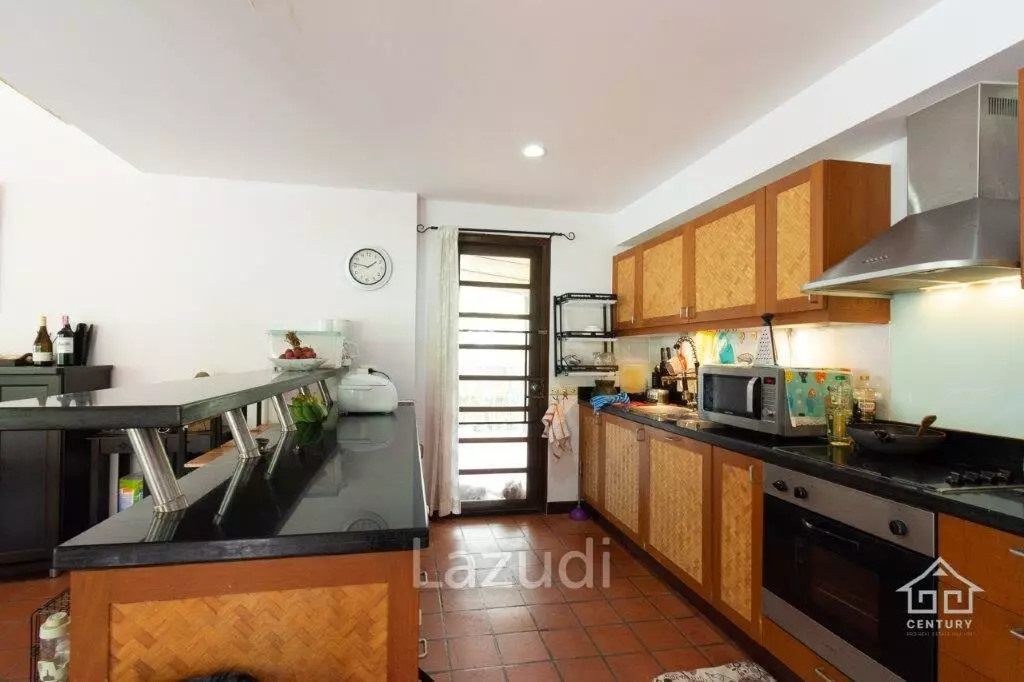 VILLA VISTA : Good Value 4 bed villa with direct access to huge communal pool, gardens and clubhouse.