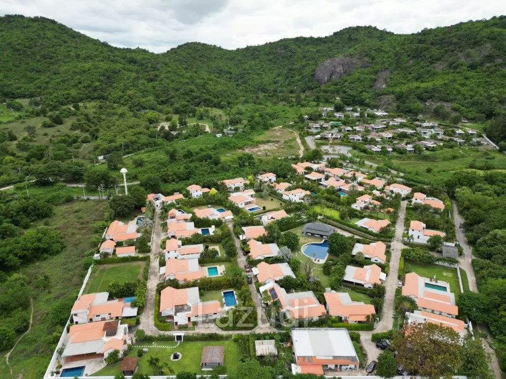 VILLA VISTA : Good Value 4 bed villa with direct access to huge communal pool, gardens and clubhouse.