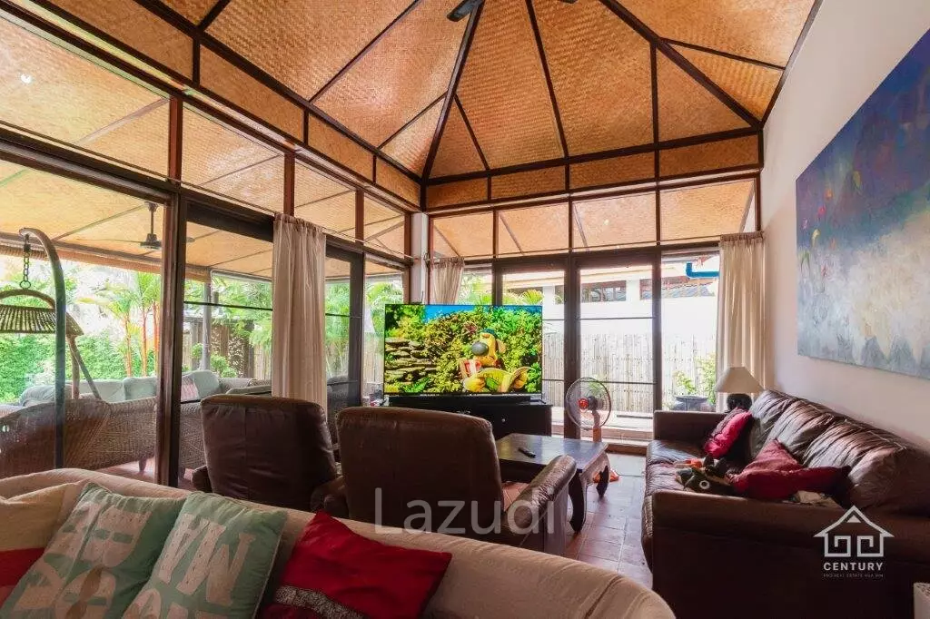 VILLA VISTA : Good Value 4 bed villa with direct access to huge communal pool, gardens and clubhouse.