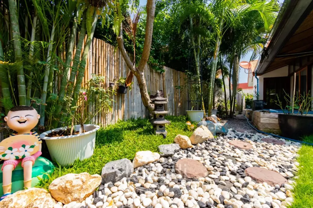 VILLA VISTA : Good Value 4 bed villa with direct access to huge communal pool, gardens and clubhouse.