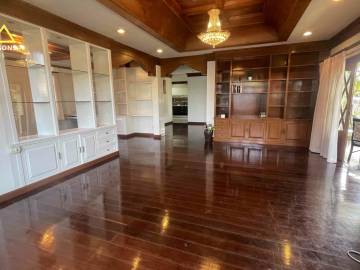 Comptemporary style villa 4 beds villa well located.