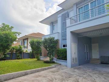 Modern style 3 bed villa in private residence