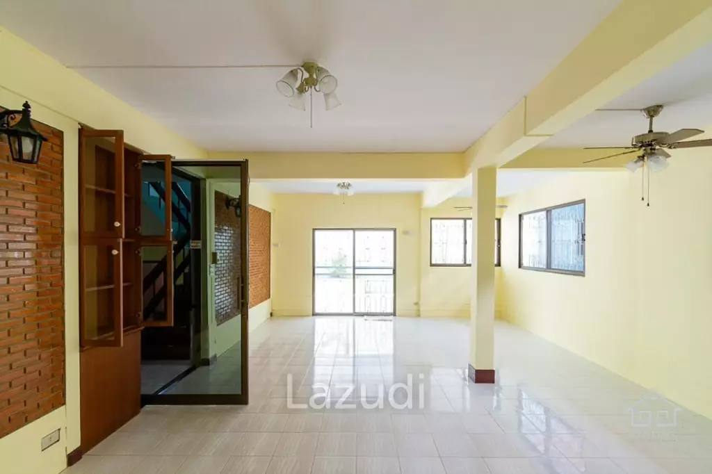 Townhouse 4 Bed near Takiab Beach