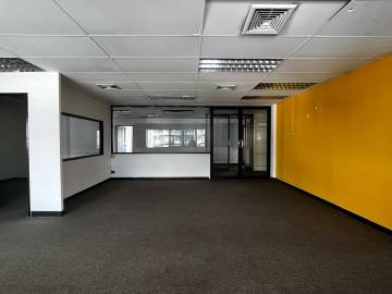 Office For Rent At Tossapon Building