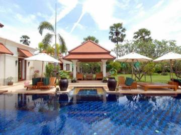 5 bedroom 5 bathroom pool ville in Laguna area
