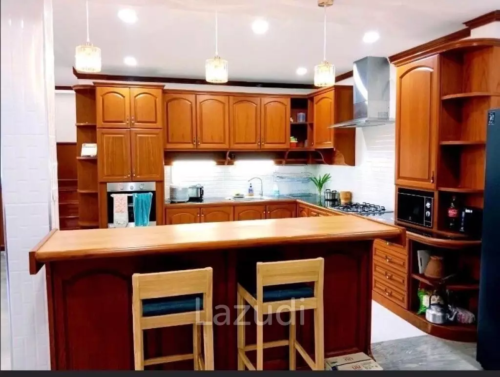 5 Bed Villa in Marb Prachan Pattaya
