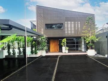 8 Bed 2 Bath House For Sale