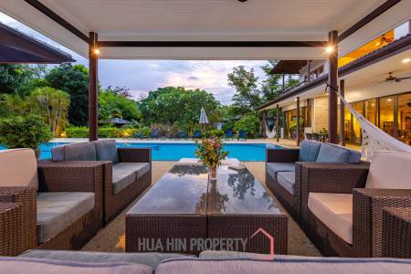 Amazing 9 bed, 8 Bath Pool Villa on Palm Hills Golf Course