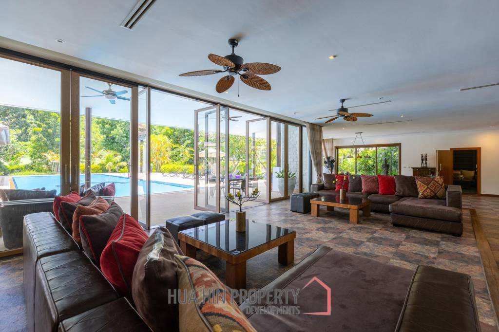 Amazing 9 bed, 8 Bath Pool Villa on Palm Hills Golf Course