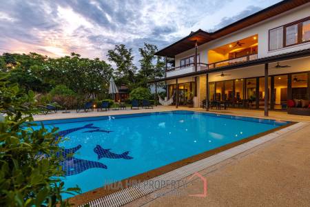 Amazing 9 bed, 8 Bath Pool Villa on Palm Hills Golf Course