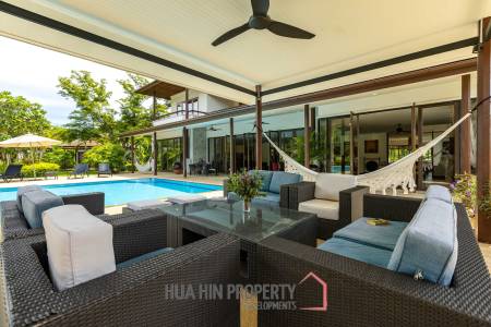 Amazing 9 bed, 8 Bath Pool Villa on Palm Hills Golf Course
