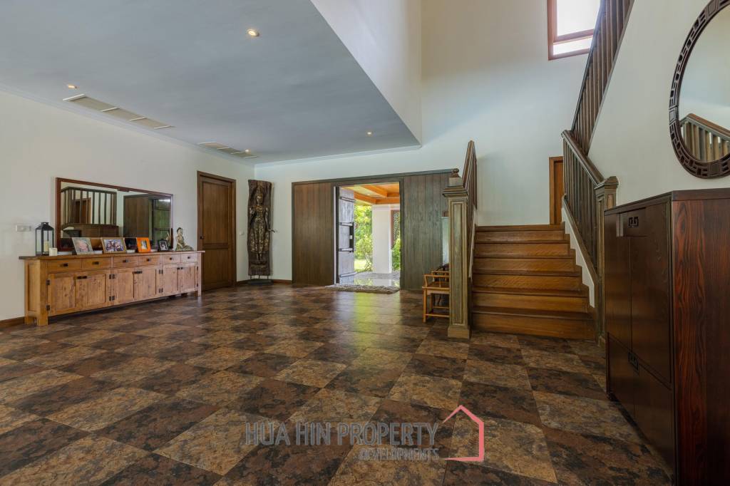 Amazing 9 bed, 8 Bath Pool Villa on Palm Hills Golf Course